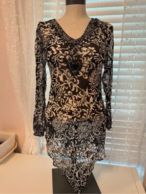 Black & White Floral V-Neck Long-Sleeve Tunic Blouse